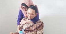 ahok sedih dipeluk kakak angkatnya