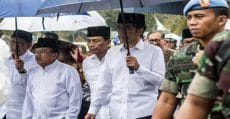 joko-widodo-dan-jusuf-kalla-sholat-di-monas