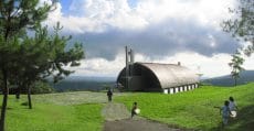 bukit doa tomohon seperti teletubies