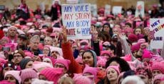 women's march anti trump dengan ciri khas topi pink