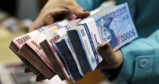 22 Tips Liburan Hemat yang Menyenangkan 46 bawa uang tunai sebagai salah satu tips wisata hemat