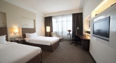 contoh deluxe triple room di parkroyal hotel singapore