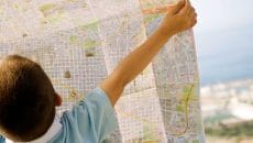 gunakan peta tujuan wisata sebagai salah satu tips liburan hemat
