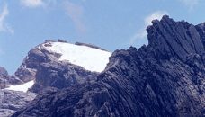 puncak trikora salah satu dari gunung tertinggi di papua