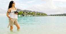 traveler milenial menyukai gaya foto candid camera